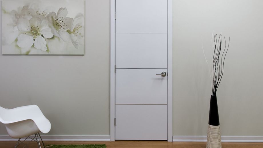 Que hace que las puertas blancas interiores sean una elección atemporal, y de cómo pueden ayudar a enfatizar la estética de la habitación manteniendo la elegancia.